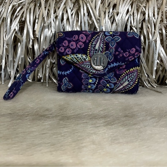 VERA BRADLEY Baltic Leaves Your Turn Lock Smart Phone Wristlet Purple Lippies - Picture 1 of 10
